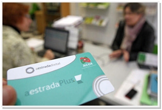 Una clienta solicita en la sede de la ACOE la tarjeta Aestradaplus