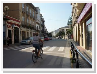 Ciclista na Rúa San Roque, Ribadeo